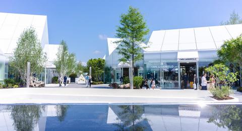 Une architecture singulière et épurée qui joue avec l'élément arboré