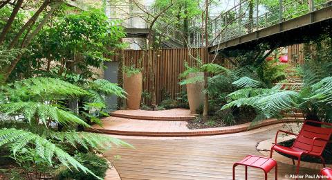 Cour avec sa végétation luxuriante au coeur de Paris
