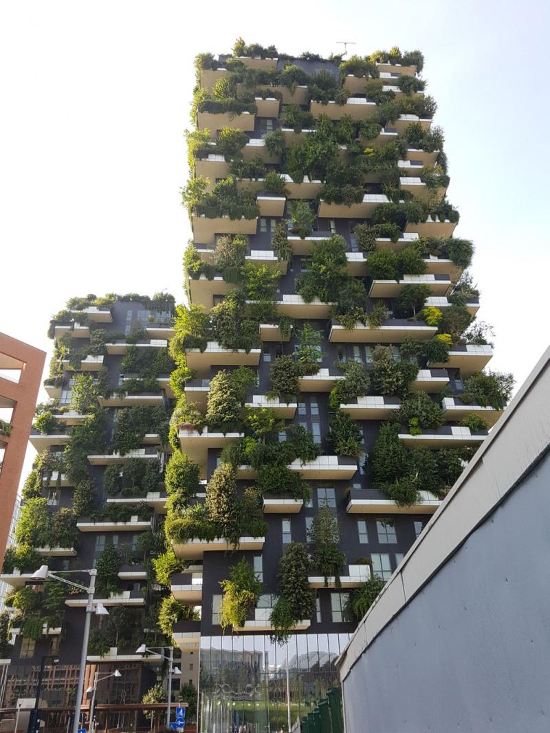 Au pied du Bosco Verticale à Milan (arch. Stefano Boeri)