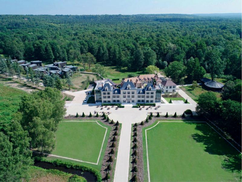 Le château dans son environnement boisé