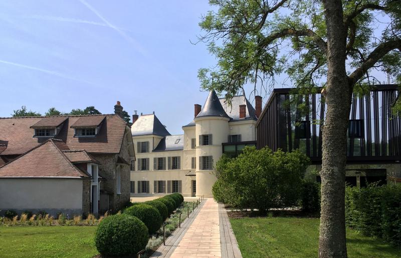 Mise en scène paysagère d'un nouveau cheminement axé sur la belle tourelle rénovée