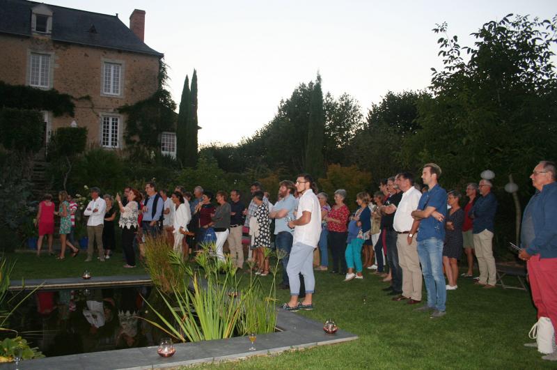 devant des invités attentifs !