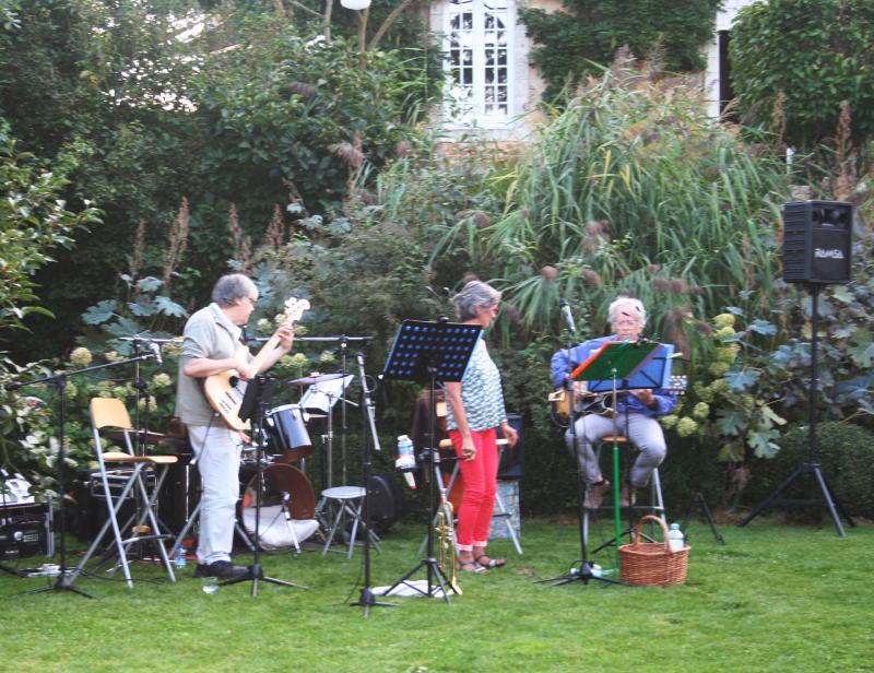 Un groupe de musiciens pour animer la soirée dans le jardin de Paul