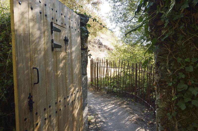 La porte du Clos de l'Oncle Georges : une invitation à l'exploration