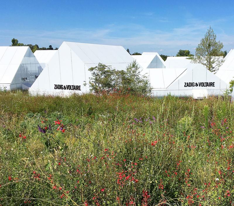 Une toiture végétalisée agrémentent le bâtiment périphérique