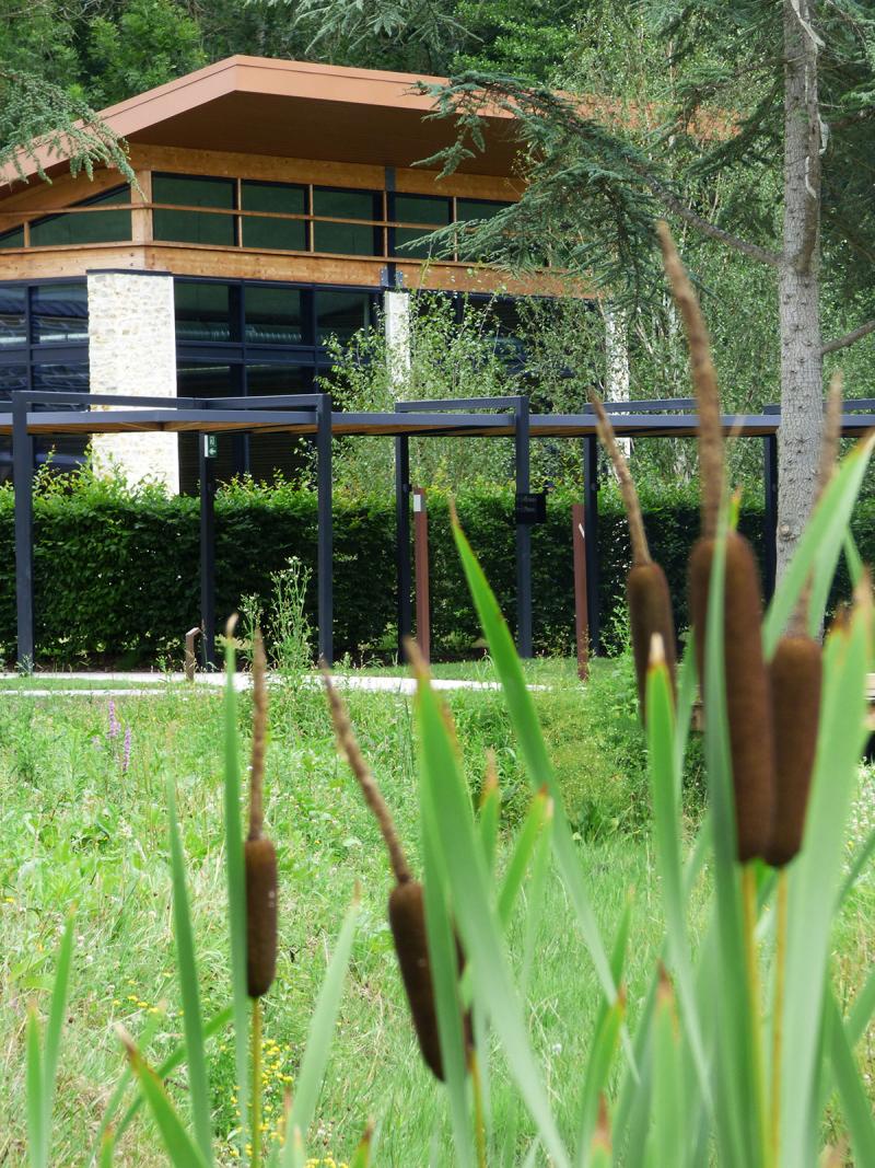 Ambiance naturelle et raffinée qui magnifie une architecture sobre et délicate