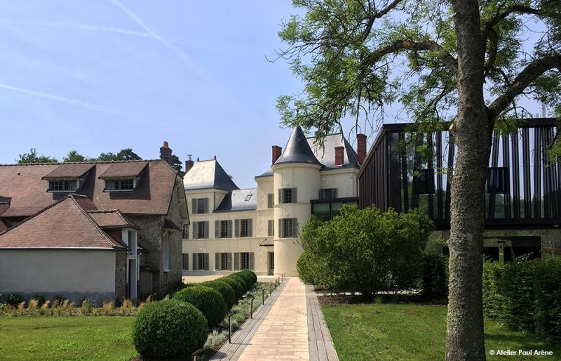 Mise en scène paysagère d'un nouveau cheminement axé sur la belle tourelle rénovée