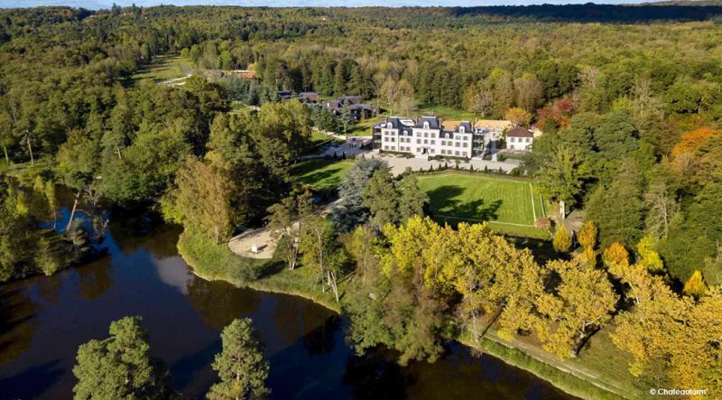 Le château dans son environnement boisé