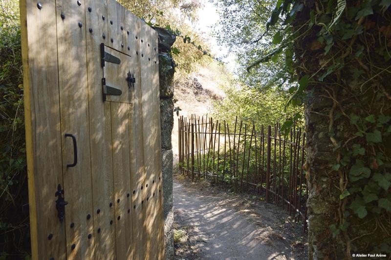 La porte du Clos de l'Oncle Georges : une invitation à l'exploration