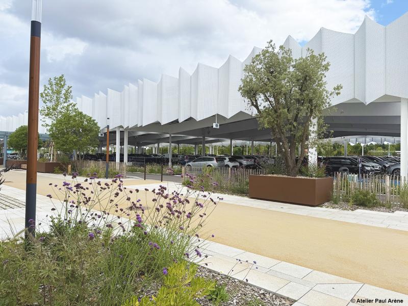 Un nouveau décor végétal devant la structure métallique du parking couvert