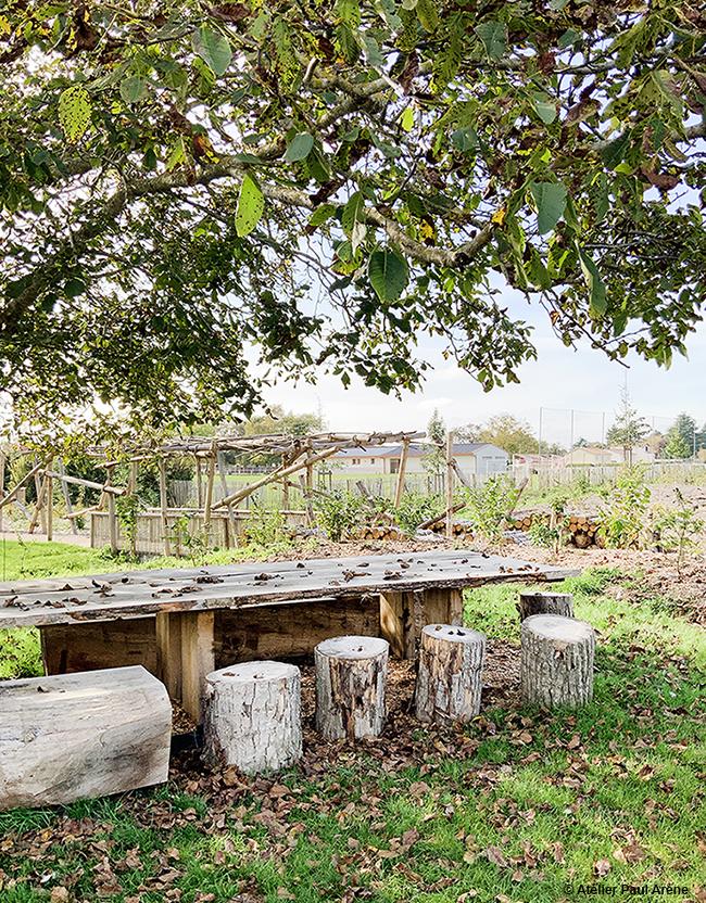 Sous le vieux noyer une grande table nous accueille