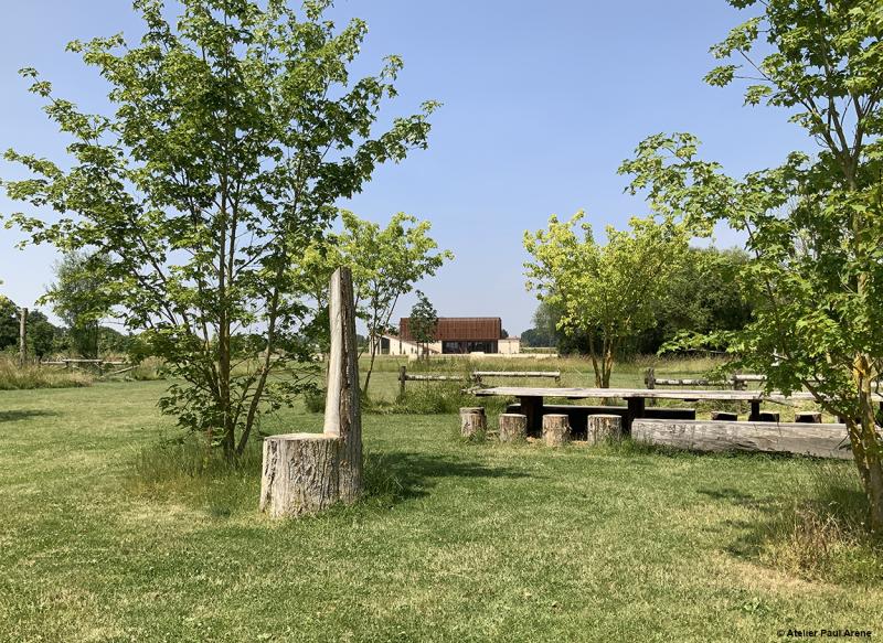Siège sculpté et table conviviale : un espace dégagé donnant à voir la salle Esperida