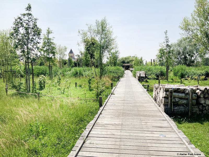 L'allée comme suspendue au-dessus des prairies humides