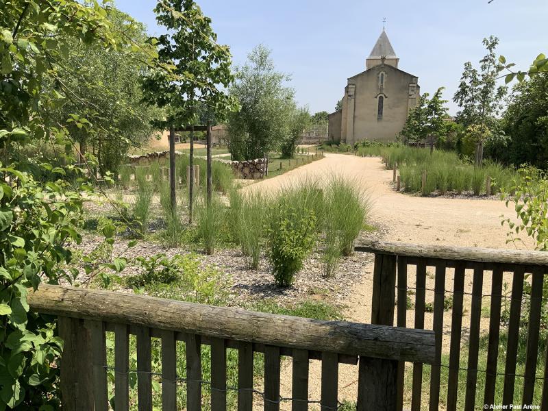 Aux abords de l'église, le parking retrouve un esprit nature