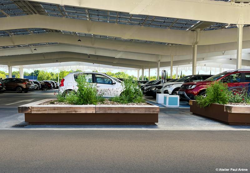 Massif en bac acier délimitant le parking