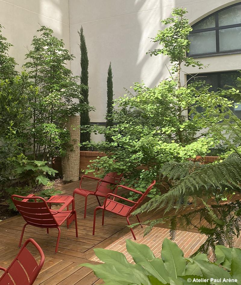 Une petite cour intimiste entre les arbres