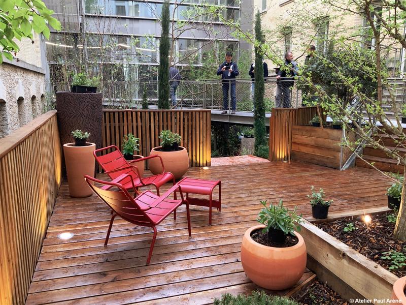 Bacs et poteries agrémentent la terrasse haute 