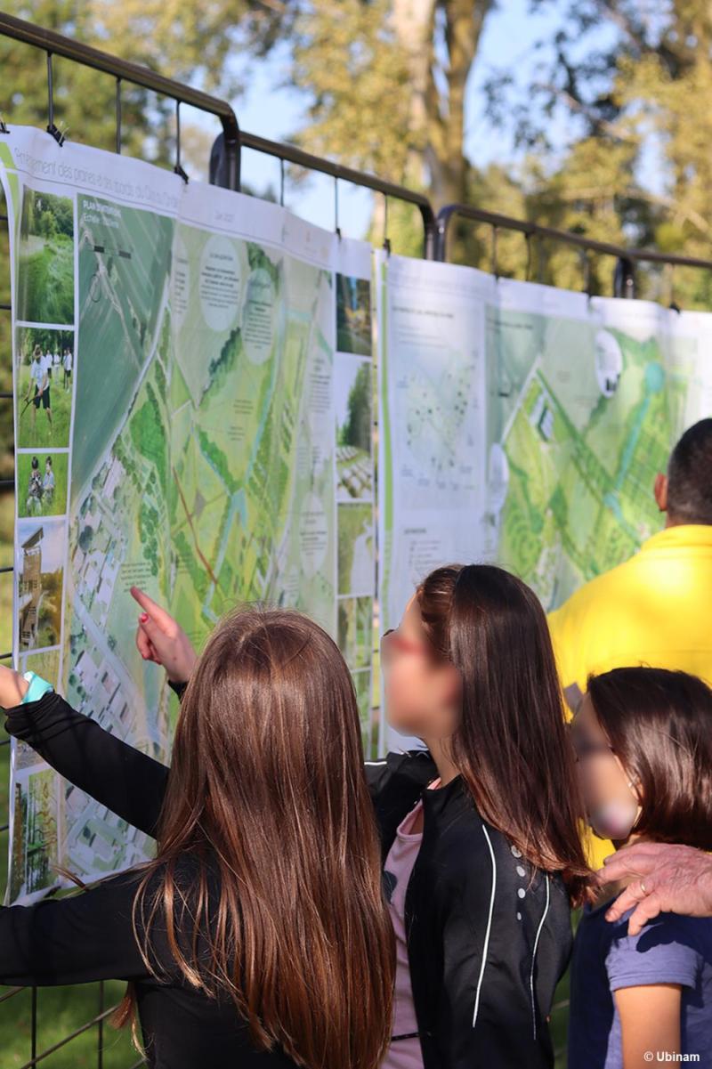 Présentation des esquisses pour la requalification des prairies du château de Louzy, lors d'un évènement festif pour l'inauguration de la nouvelle salle culturelle à proximité (79) - octobre 2021